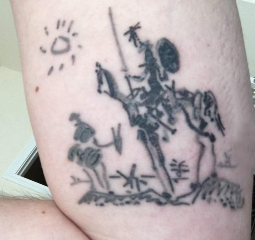 抽象线条纹身 男生大腿上黑色的唐吉珂德纹身图片