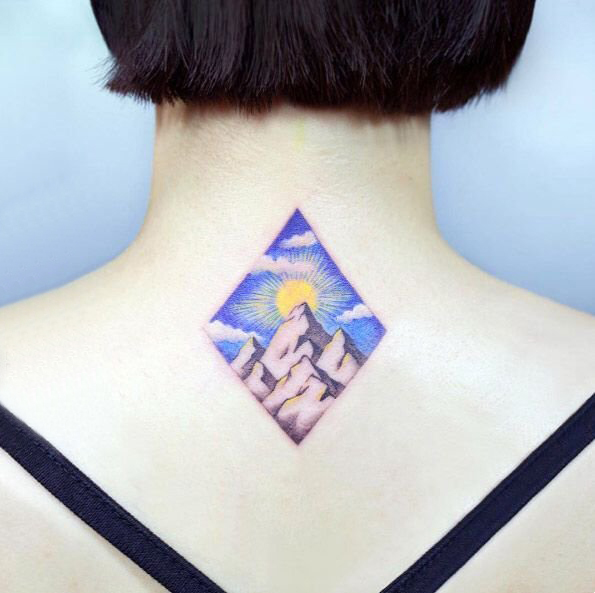 后颈部纹身 女生后颈上菱形和山脉纹身图片