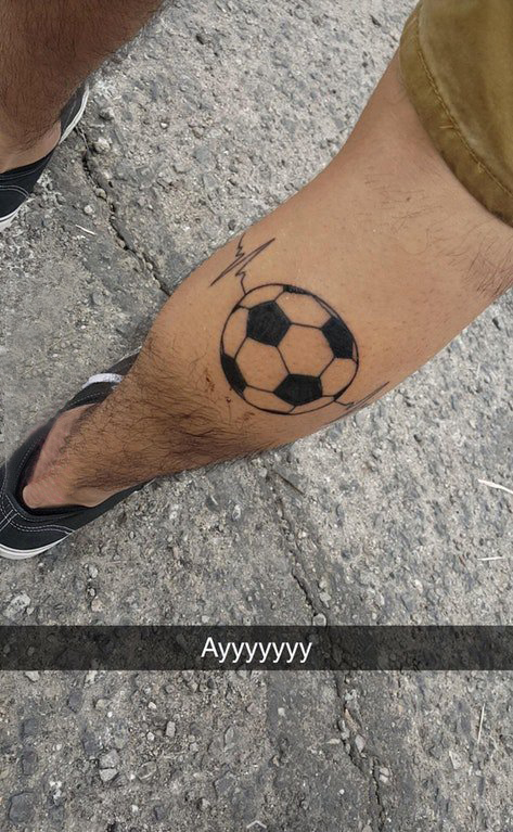 几何元素纹身 男生小腿上黑色的足球纹身图片