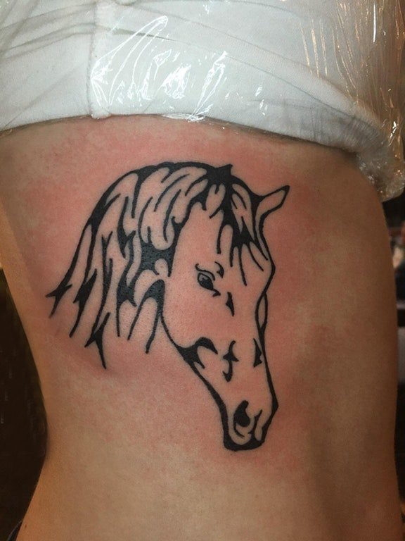 简单线条纹身 女生侧腰上黑色的马纹身图片