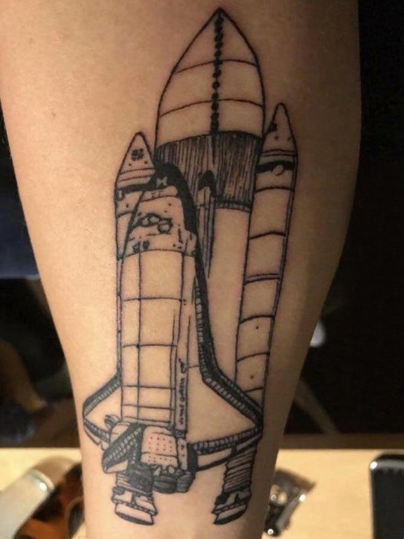 几几何元素纹身 男生小腿上黑色的火箭纹身图片
