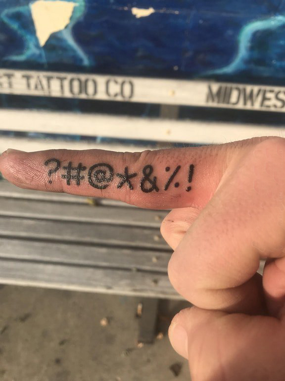 简约手指纹身 男生手指上黑色的符号纹身图片