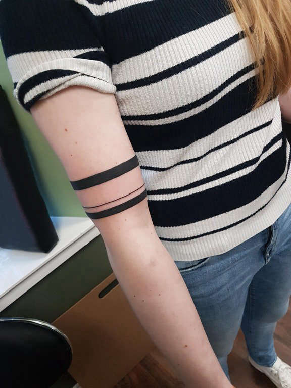 手臂纹身素材 女生手臂上黑色的臂环纹身图片