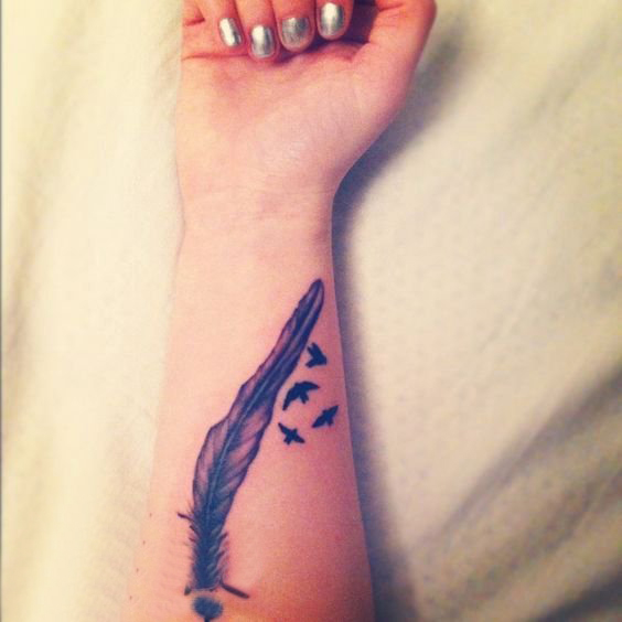 手臂纹身素材 女生手臂上黑色的羽毛纹身图片