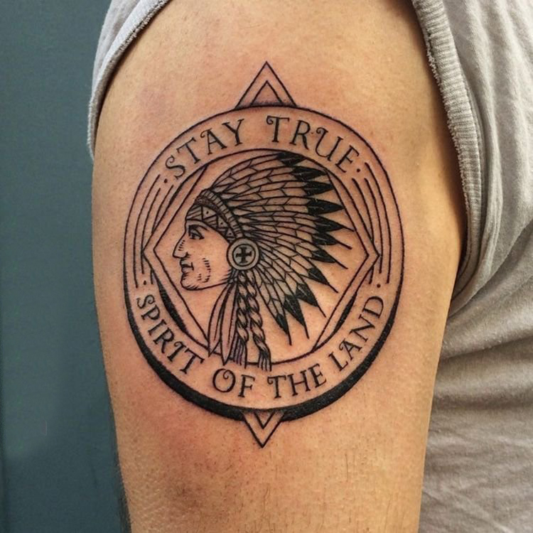 双大臂纹身 男生大臂上圆形和印第安人纹身图片