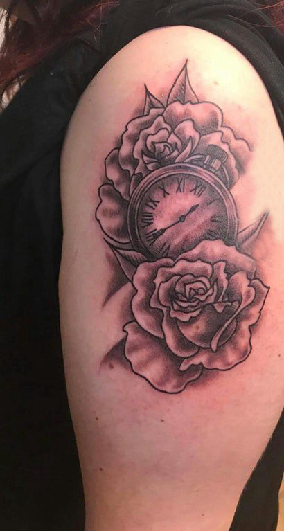 双大臂纹身 女生大臂上玫瑰和时钟纹身图片