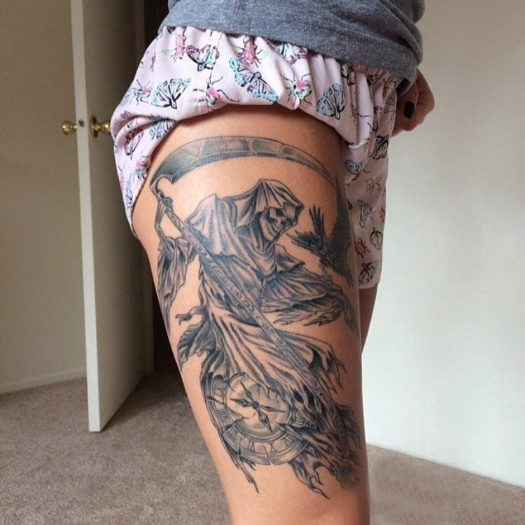 死神镰刀纹身图案 女生大腿上黑色的死神镰刀纹身图片