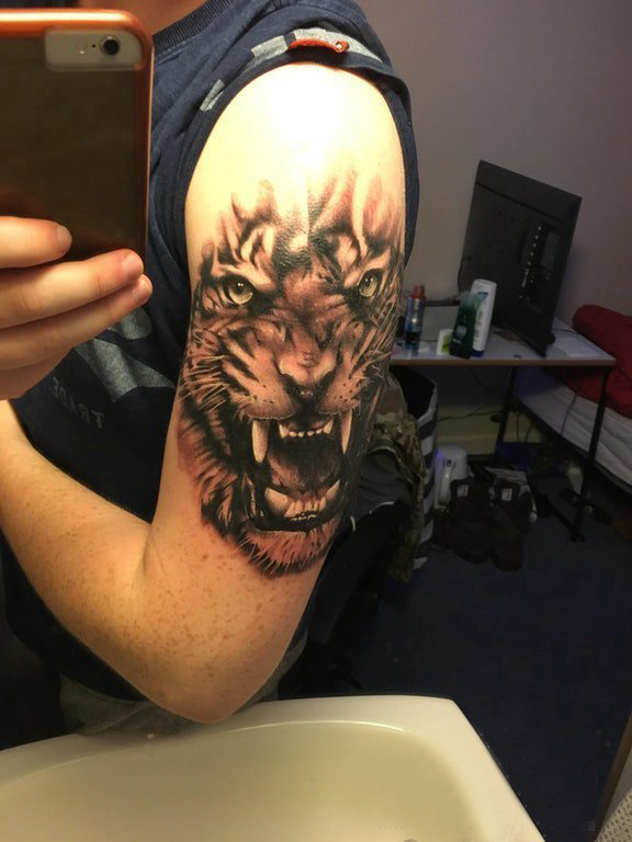 纹身点刺技巧 男生大臂上黑色的老虎纹身图片
