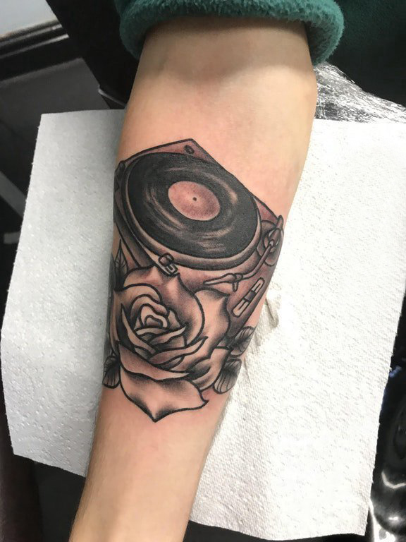 纹身点刺技巧 男生手臂上玫瑰和唱片机纹身图片