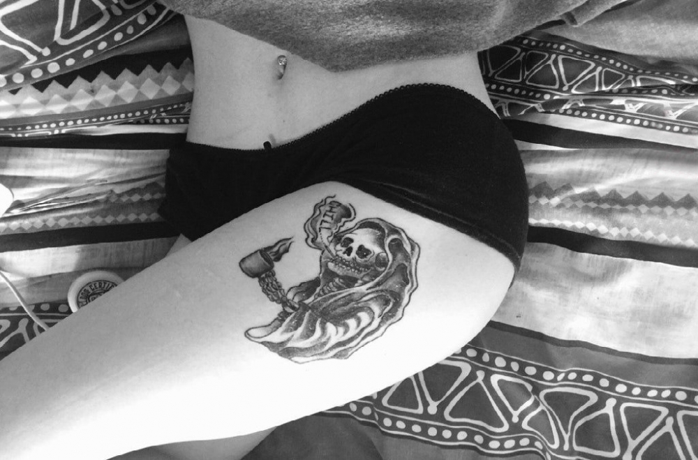 骷髅纹身 女生大腿上骷髅纹身图片