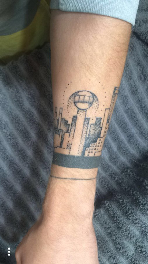 欧美手腕纹身 男生手腕上黑色的建筑物纹身图片