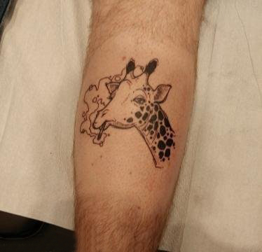 欧美小腿纹身 男生小腿上黑色的长颈鹿纹身图片