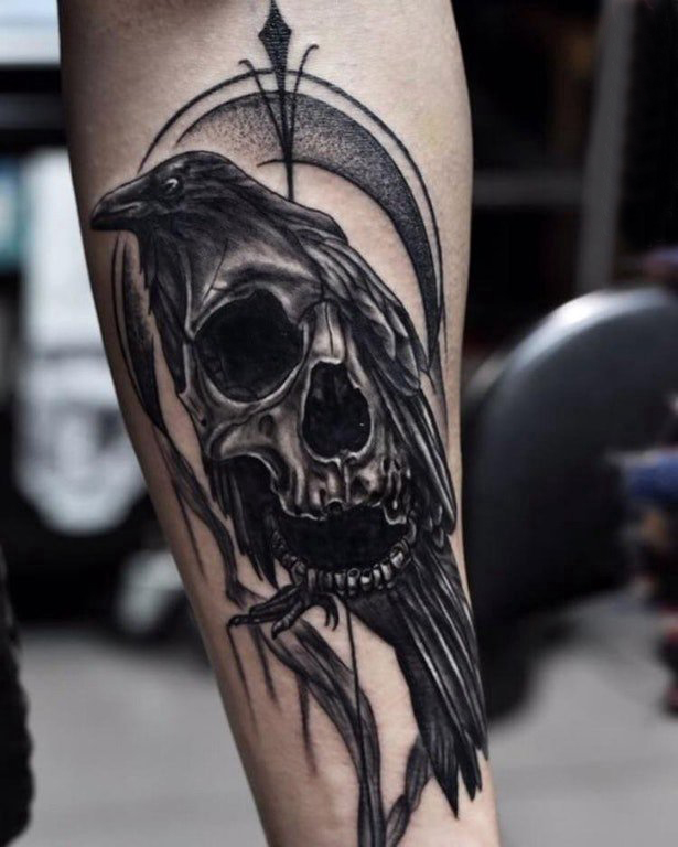 手臂纹身素材 男生手臂上乌鸦和骷髅纹身图片