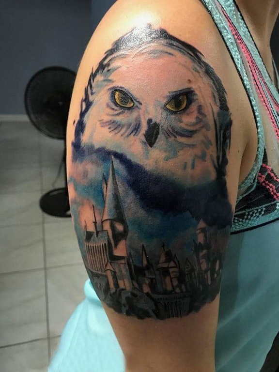 双大臂纹身 女生大臂上建筑物和猫头鹰纹身图片