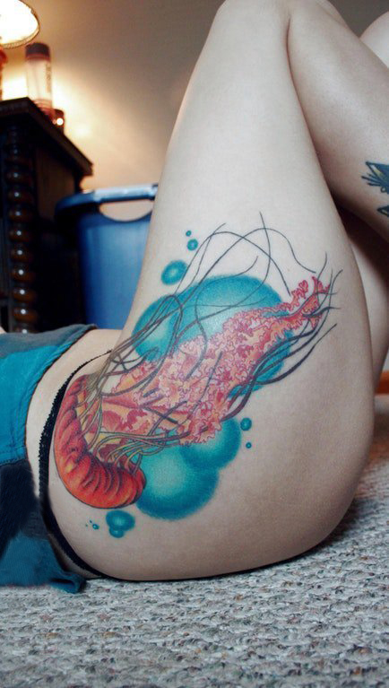 臀部纹身 女生臀部彩色的水母纹身图片