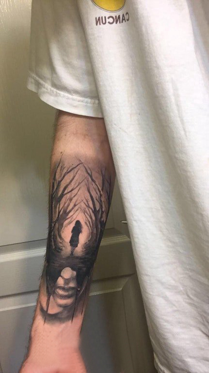 手臂纹身素材 男生手臂上人物和树枝纹身图片