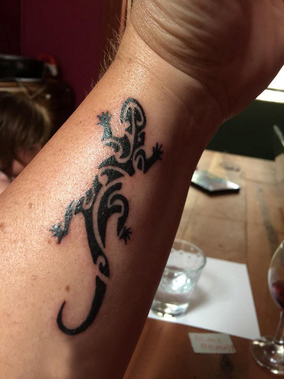 纹身动物 男生手臂上百乐动物纹身图片