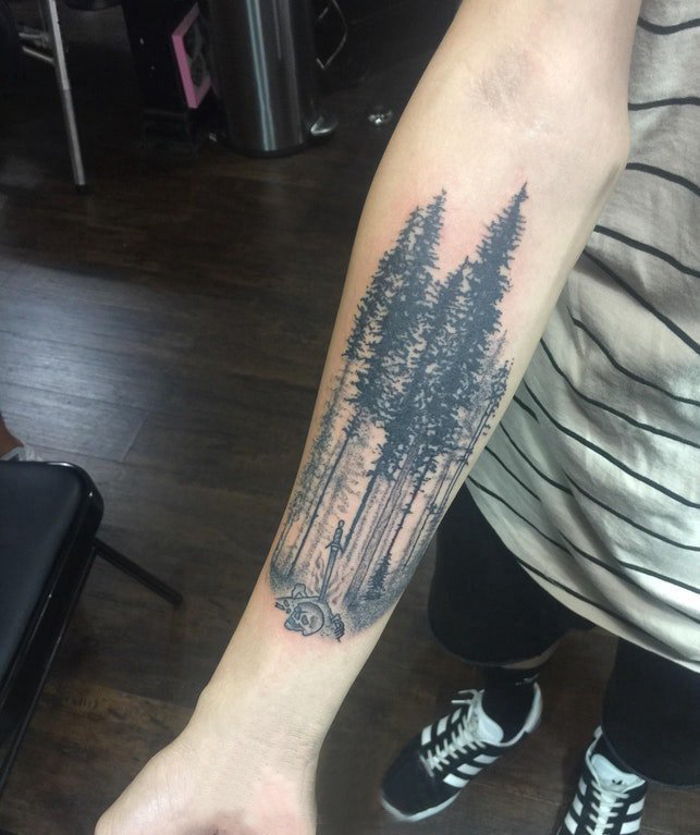 纹身风景 男生手臂上黑色的大树纹身图片