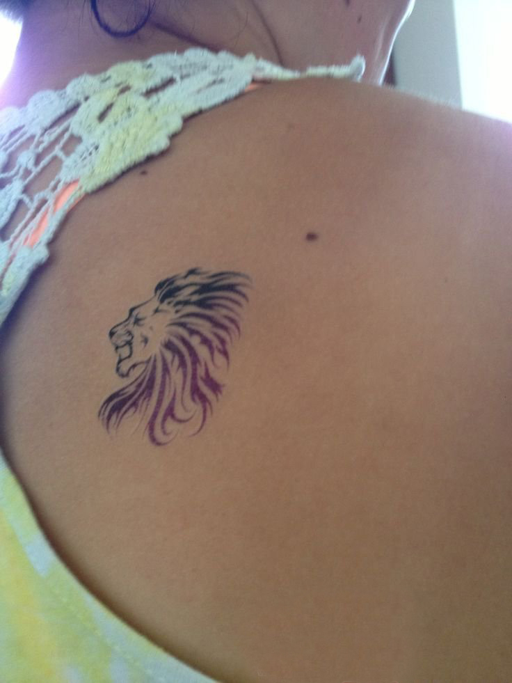 纹身后背女 女生后背上黑色的狮子纹身图片