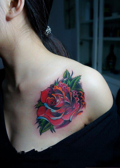炫彩玫瑰胸部纹身