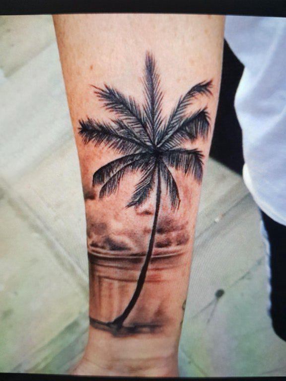 手臂纹身素材 男生手臂上彩色的椰树纹身图片