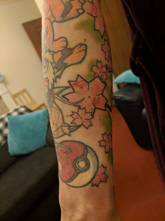 手臂纹身素材 男生手臂上枫叶和精灵球纹身图片
