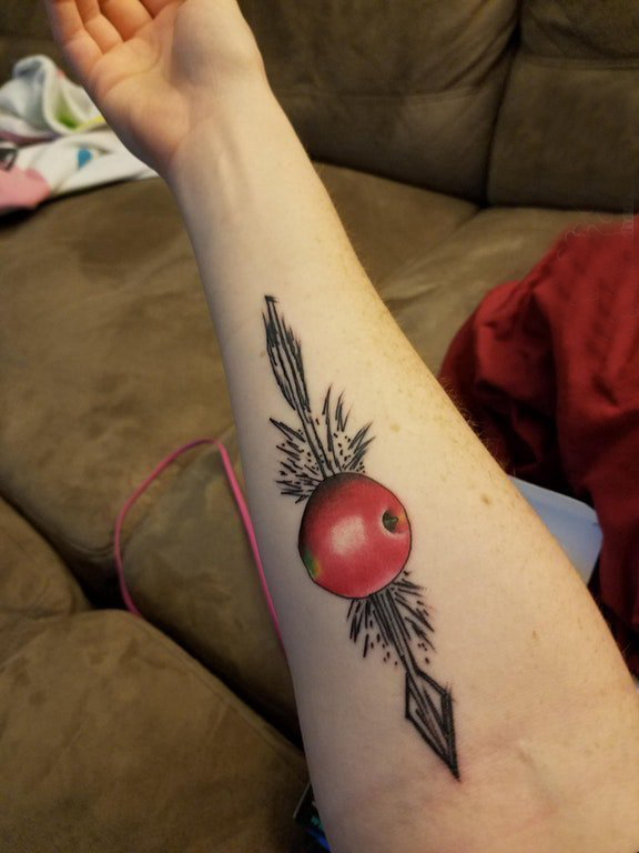 手臂纹身素材 男生手臂上苹果和箭矢纹身图片