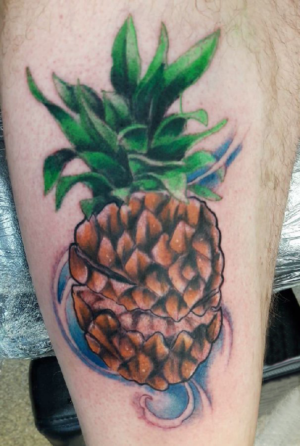 纹身大腿男 男生大腿上彩色的菠萝纹身图片