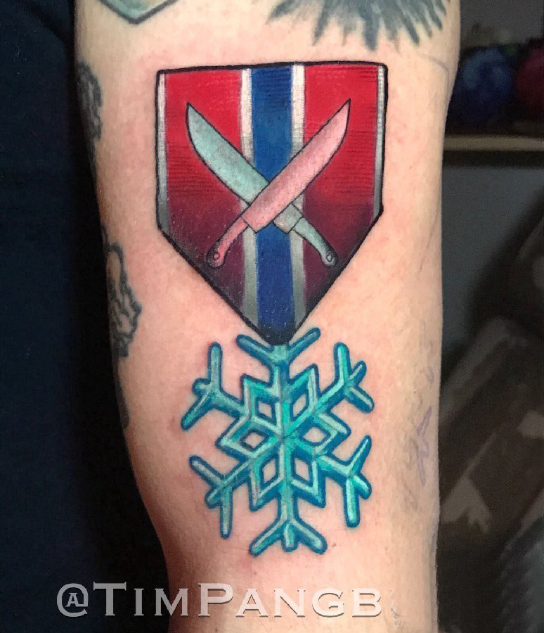 双大臂纹身 男生大臂上雪花和盾牌纹身图片
