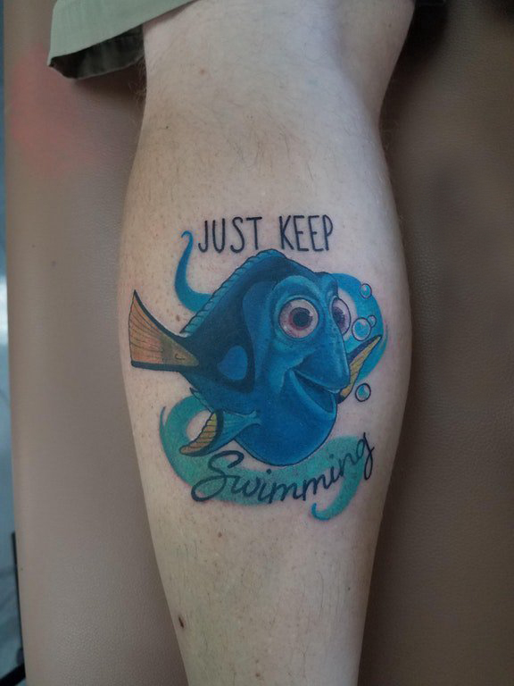 纹身卡通 男生小腿上英文和热带鱼纹身图片