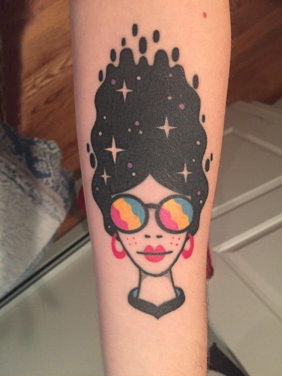 纹身卡通人物 女生手臂上另类的人物纹身图片