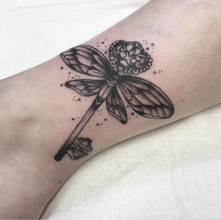 蜻蜓纹身图案 男生小腿上蜻蜓纹身图案