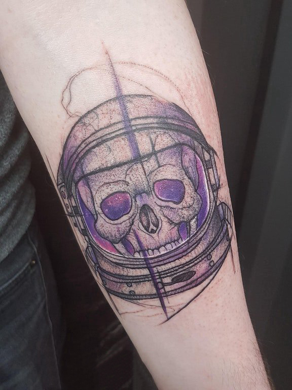 手臂纹身素材 男生手臂上彩色的骷髅宇航员纹身图片