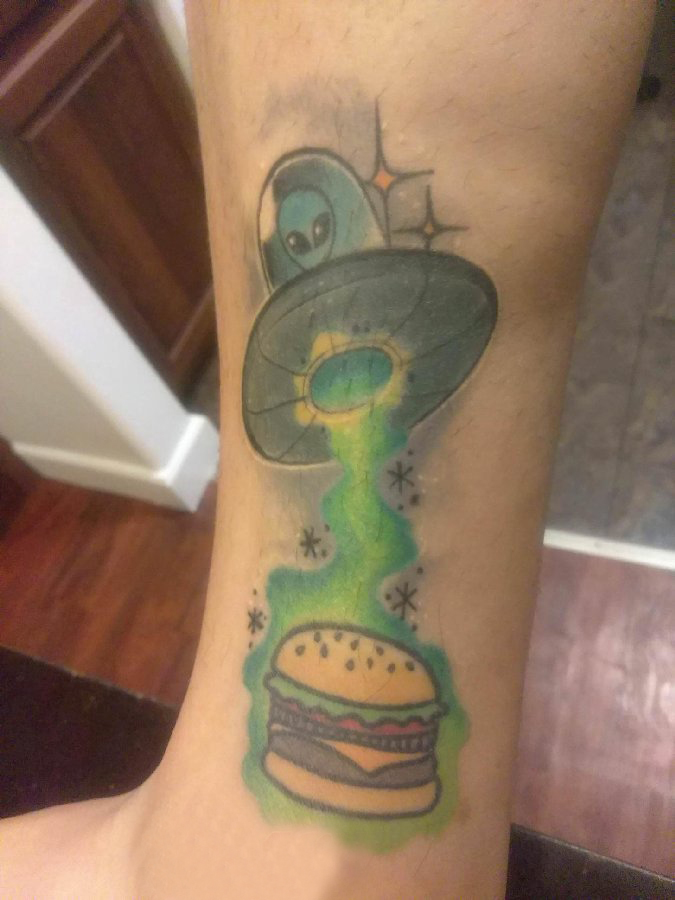 外星人纹身 男生小腿上食物和外星人纹身图片
