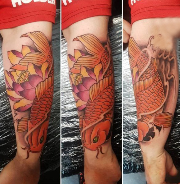 纹身红鲤鱼 男生手臂上鲤鱼纹身图片