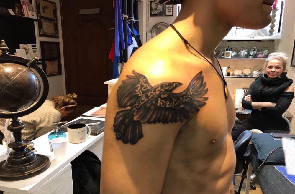 纹身老鹰图案 男生肩部老鹰纹身图案