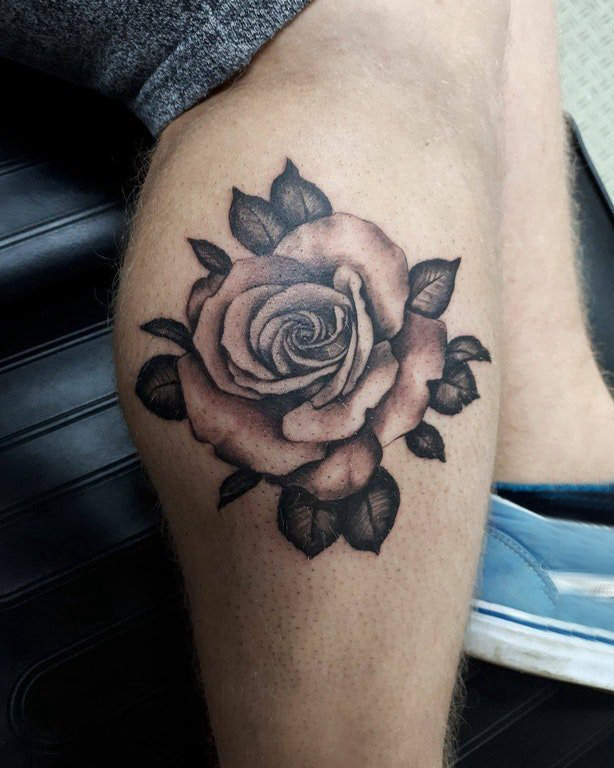 欧美小腿纹身 男生小腿上黑色的玫瑰纹身图片