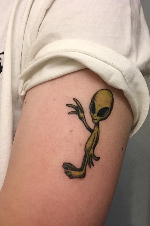 手臂纹身素材 男生手臂上彩色的外星人纹身图片