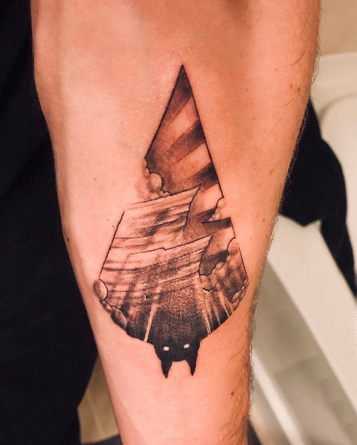 手臂纹身素材 男生手臂上黑色的蝙蝠纹身图片