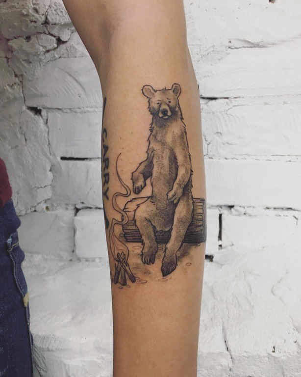 手臂纹身素材 男生手臂上黑色的卡通小熊纹身图片