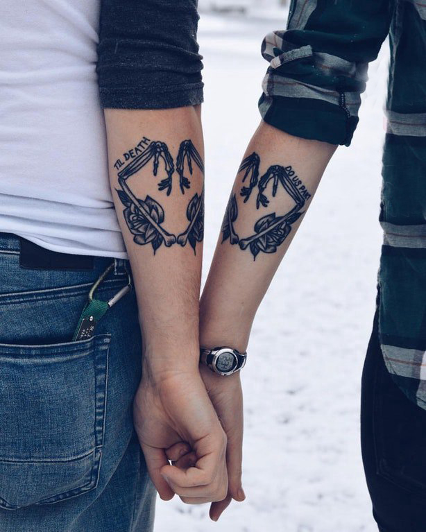 手臂纹身素材 情侣手臂上花朵和心形纹身图片