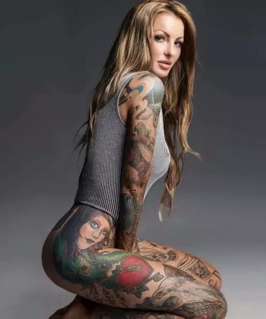 纹身展示出女人的性感