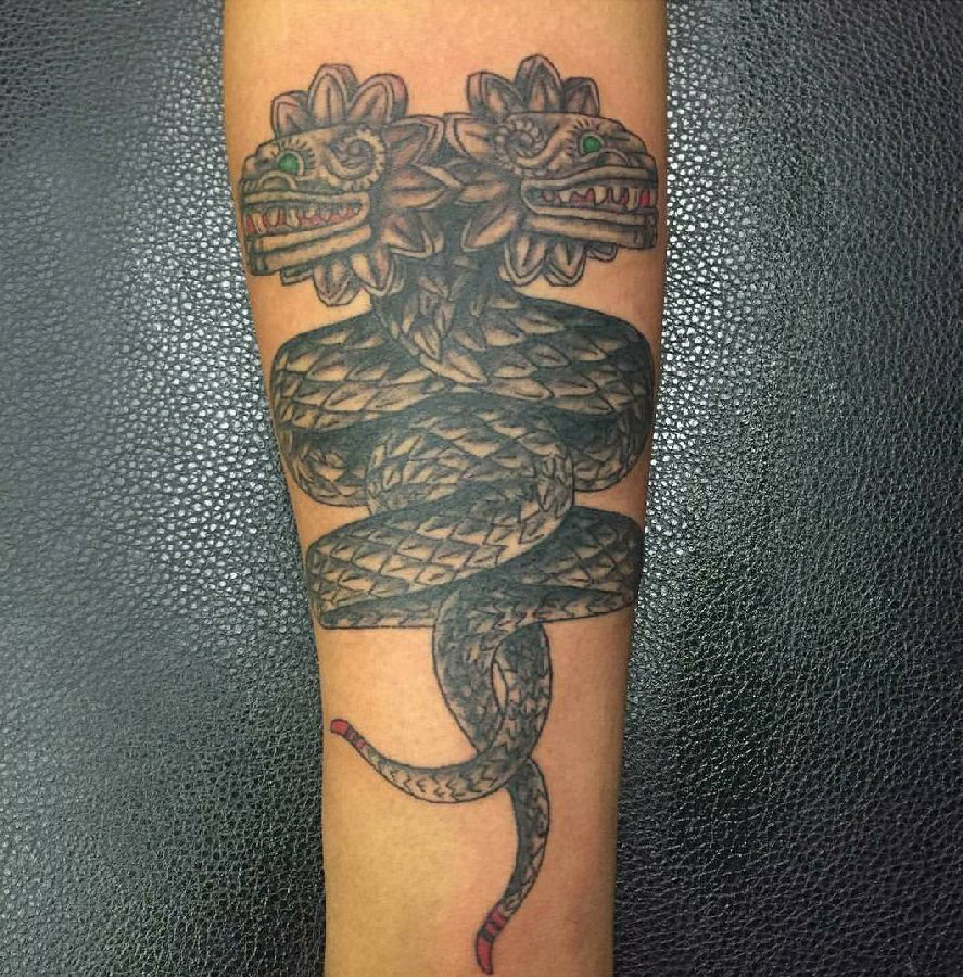 纹身蛇魔 男生手臂上黑色的双头蛇纹身图片