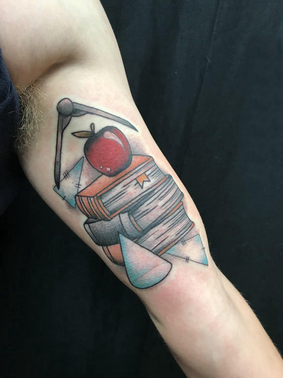 纹身书籍 男生大臂上苹果和书籍纹身图片