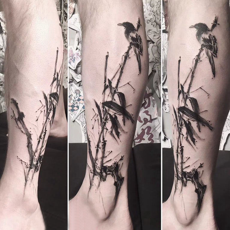 纹身水墨画 男生小腿上黑色的竹子和小鸟纹身图片