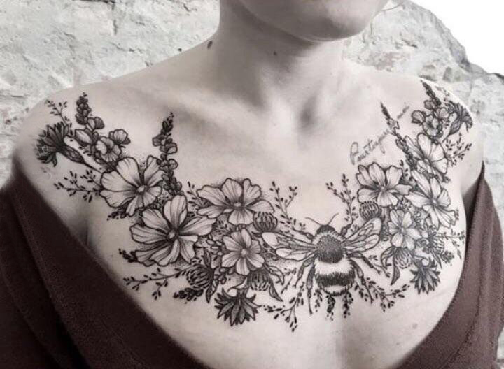 纹身锁骨女 女生锁骨上蜜蜂和花朵纹身图片