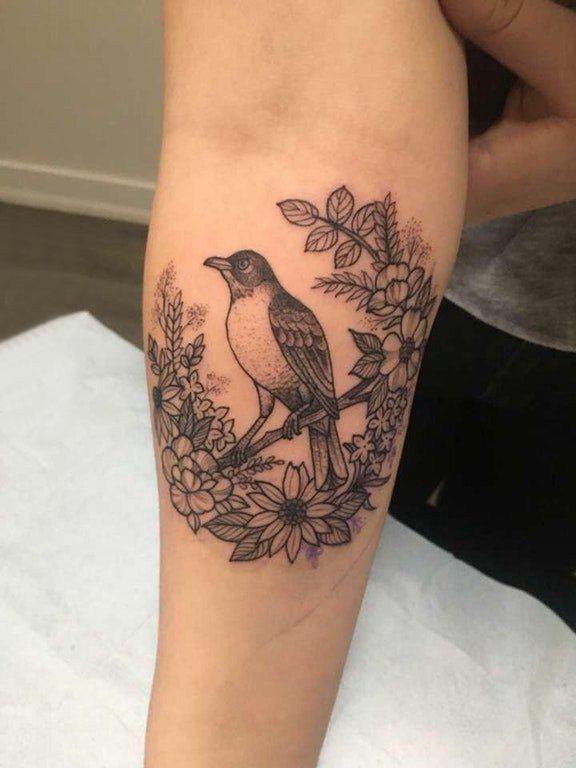 手臂纹身素材 女生手臂上花朵和小鸟纹身图片