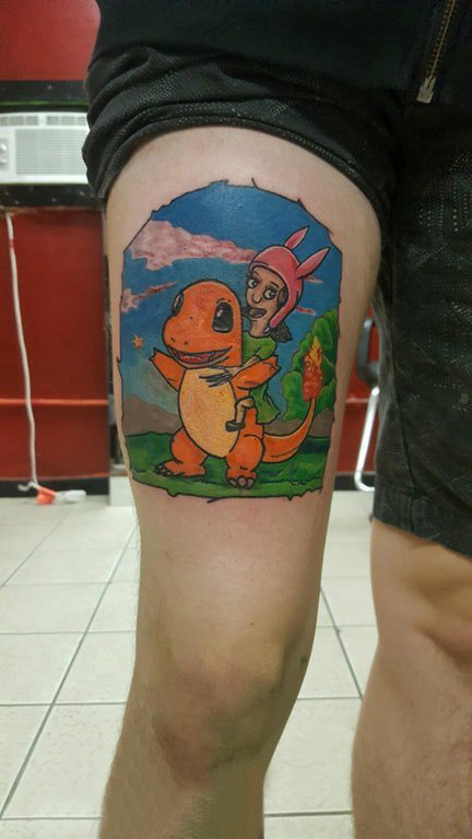 纹身大腿男 男生大腿上彩色的小火龙纹身图片