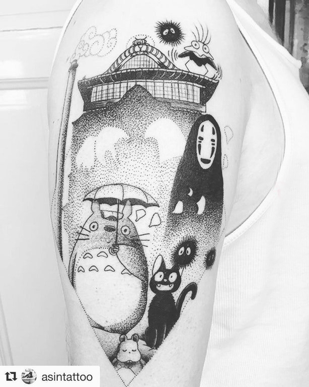 纹身卡通 男生大臂上黑色的龙猫纹身图片
