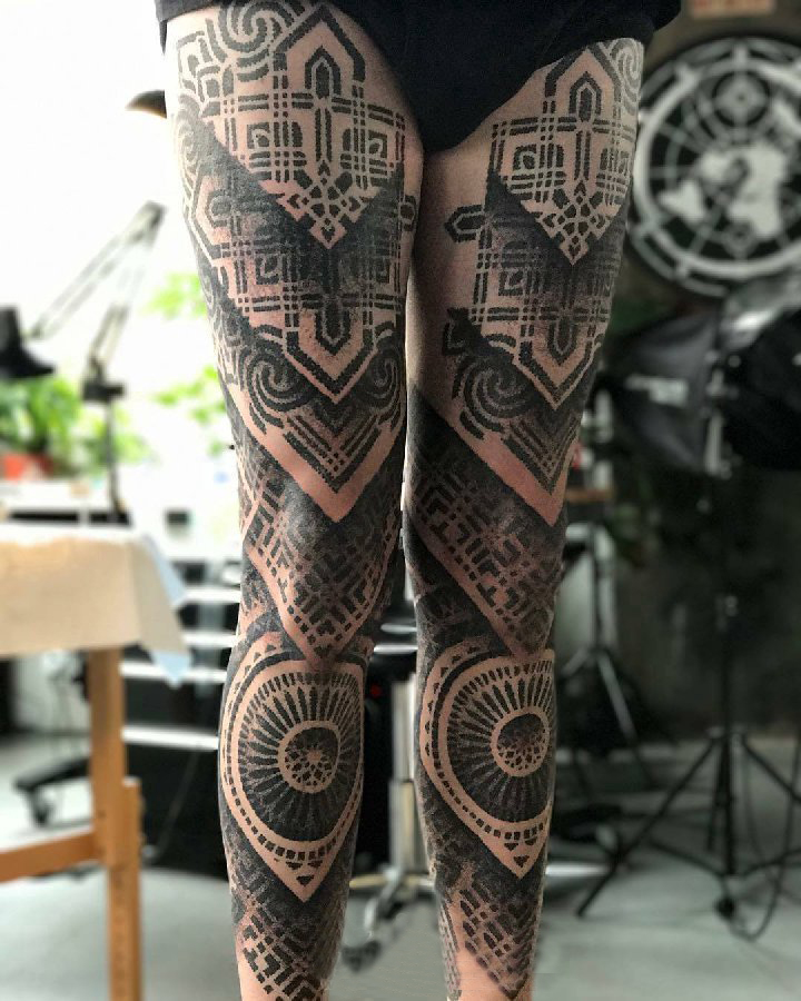 纹身腿部 女生腿部黑色的几何纹身图片